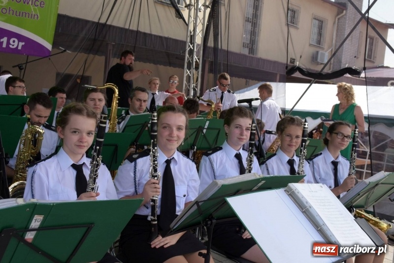 Zdjęcie w galerii na portalu naszraciborz.pl: Jest w orkiestrach dętych wielka siła. Przemarsz przez Tworków [WIDEO]  wiadomości z regionu
