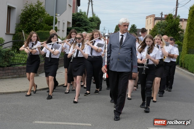 Zdjęcie w galerii na portalu naszraciborz.pl: Jest w orkiestrach dętych wielka siła. Przemarsz przez Tworków [WIDEO]  wiadomości z regionu