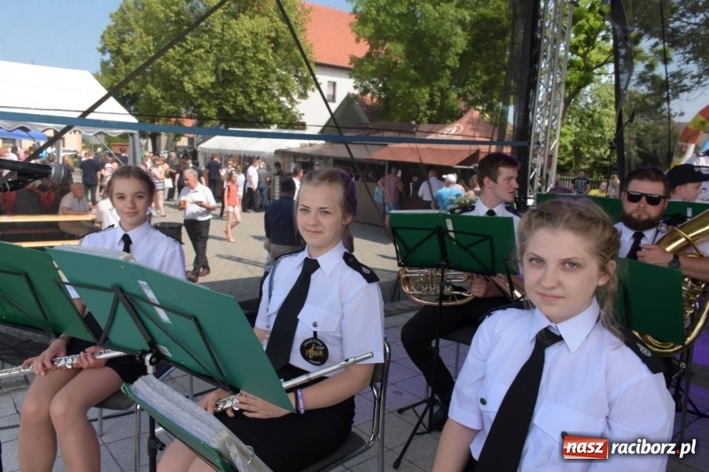 Zdjęcie w galerii na portalu naszraciborz.pl: Jest w orkiestrach dętych wielka siła. Przemarsz przez Tworków [WIDEO]  wiadomości z regionu