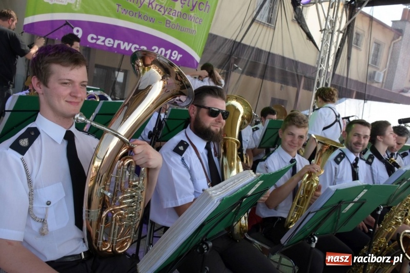 Zdjęcie w galerii na portalu naszraciborz.pl: Jest w orkiestrach dętych wielka siła. Przemarsz przez Tworków [WIDEO]  wiadomości z regionu