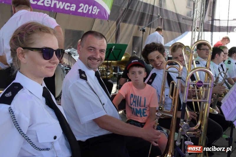 Zdjęcie w galerii na portalu naszraciborz.pl: Jest w orkiestrach dętych wielka siła. Przemarsz przez Tworków [WIDEO]  wiadomości z regionu