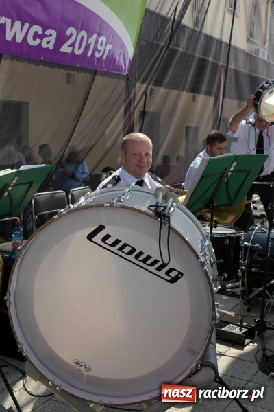 Zdjęcie w galerii na portalu naszraciborz.pl: Jest w orkiestrach dętych wielka siła. Przemarsz przez Tworków [WIDEO]  wiadomości z regionu