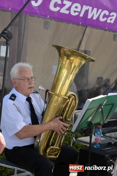Zdjęcie w galerii na portalu naszraciborz.pl: Jest w orkiestrach dętych wielka siła. Przemarsz przez Tworków [WIDEO]  wiadomości z regionu
