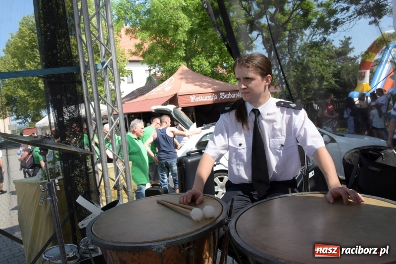 Zdjęcie w galerii na portalu naszraciborz.pl: Jest w orkiestrach dętych wielka siła. Przemarsz przez Tworków [WIDEO]  wiadomości z regionu