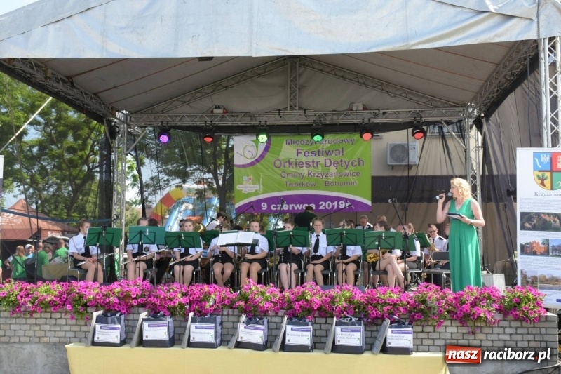 Zdjęcie w galerii na portalu naszraciborz.pl: Jest w orkiestrach dętych wielka siła. Przemarsz przez Tworków [WIDEO]  wiadomości z regionu
