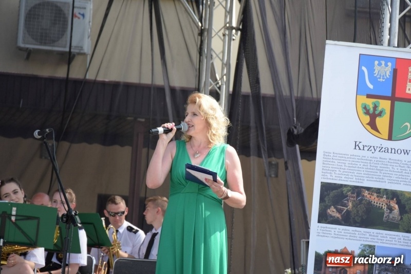 Zdjęcie w galerii na portalu naszraciborz.pl: Jest w orkiestrach dętych wielka siła. Przemarsz przez Tworków [WIDEO]  wiadomości z regionu