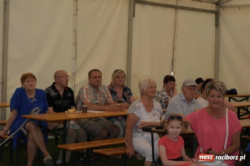 Zdjęcie w galerii na portalu naszraciborz.pl: Jest w orkiestrach dętych wielka siła. Przemarsz przez Tworków [WIDEO]  wiadomości z regionu