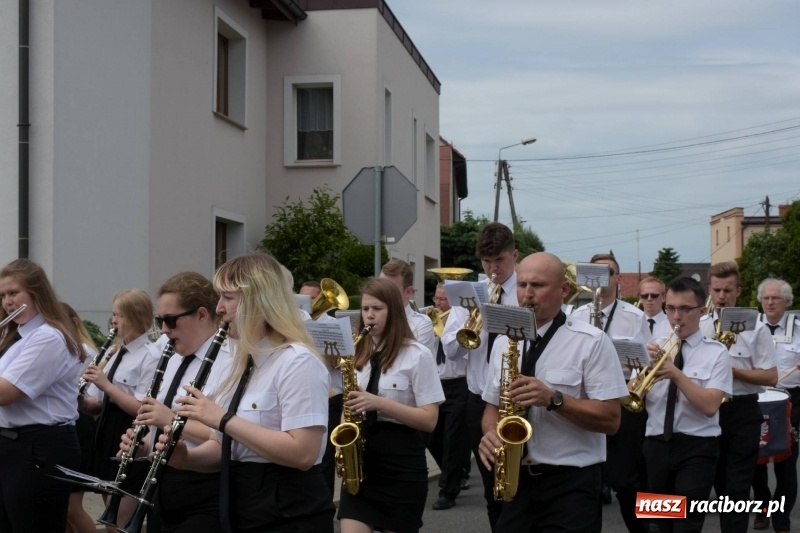Zdjęcie w galerii na portalu naszraciborz.pl: Jest w orkiestrach dętych wielka siła. Przemarsz przez Tworków [WIDEO]  wiadomości z regionu
