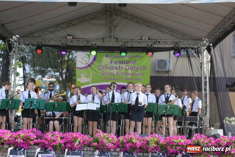 Zdjęcie w galerii na portalu naszraciborz.pl: Jest w orkiestrach dętych wielka siła. Przemarsz przez Tworków [WIDEO]  wiadomości z regionu