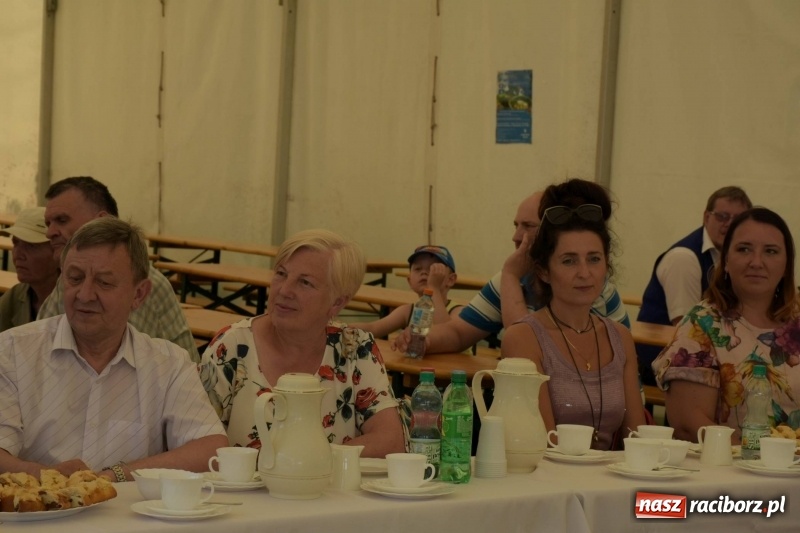 Zdjęcie w galerii na portalu naszraciborz.pl: Jest w orkiestrach dętych wielka siła. Przemarsz przez Tworków [WIDEO]  wiadomości z regionu