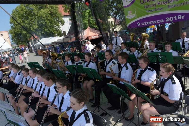 Zdjęcie w galerii na portalu naszraciborz.pl: Jest w orkiestrach dętych wielka siła. Przemarsz przez Tworków [WIDEO]  wiadomości z regionu