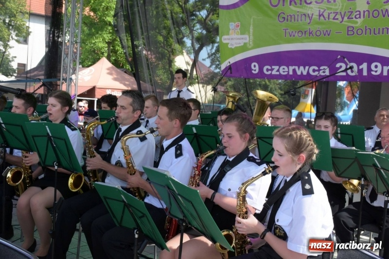 Zdjęcie w galerii na portalu naszraciborz.pl: Jest w orkiestrach dętych wielka siła. Przemarsz przez Tworków [WIDEO]  wiadomości z regionu