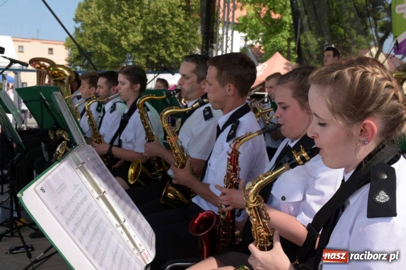 Zdjęcie w galerii na portalu naszraciborz.pl: Jest w orkiestrach dętych wielka siła. Przemarsz przez Tworków [WIDEO]  wiadomości z regionu