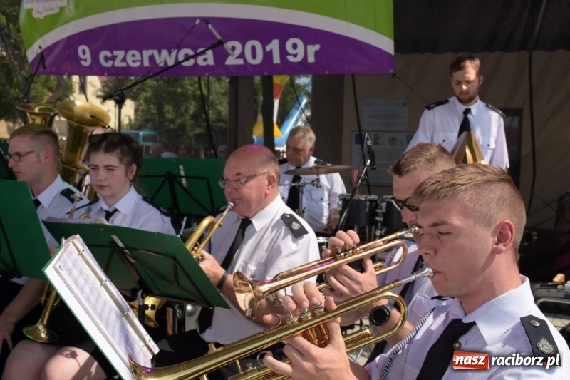 Zdjęcie w galerii na portalu naszraciborz.pl: Jest w orkiestrach dętych wielka siła. Przemarsz przez Tworków [WIDEO]  wiadomości z regionu