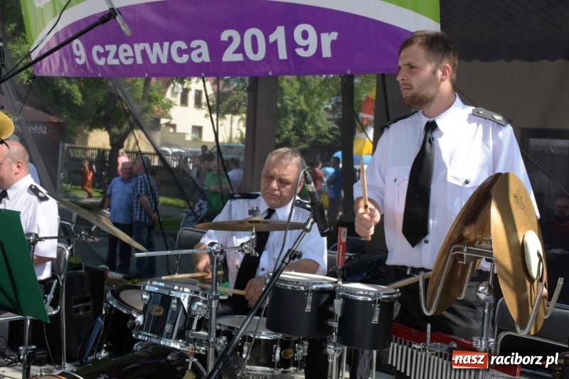 Zdjęcie w galerii na portalu naszraciborz.pl: Jest w orkiestrach dętych wielka siła. Przemarsz przez Tworków [WIDEO]  wiadomości z regionu
