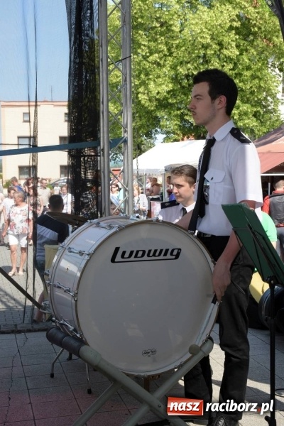Zdjęcie w galerii na portalu naszraciborz.pl: Jest w orkiestrach dętych wielka siła. Przemarsz przez Tworków [WIDEO]  wiadomości z regionu