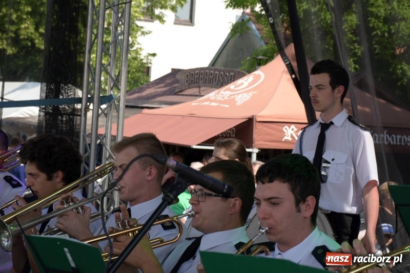 Zdjęcie w galerii na portalu naszraciborz.pl: Jest w orkiestrach dętych wielka siła. Przemarsz przez Tworków [WIDEO]  wiadomości z regionu