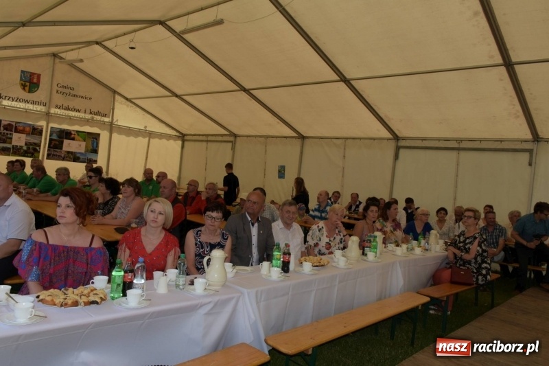 Zdjęcie w galerii na portalu naszraciborz.pl: Jest w orkiestrach dętych wielka siła. Przemarsz przez Tworków [WIDEO]  wiadomości z regionu