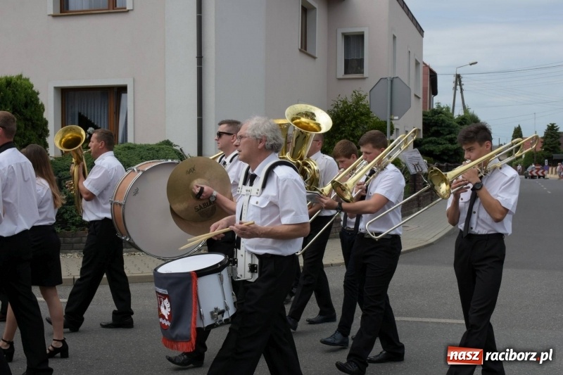 Zdjęcie w galerii na portalu naszraciborz.pl: Jest w orkiestrach dętych wielka siła. Przemarsz przez Tworków [WIDEO]  wiadomości z regionu