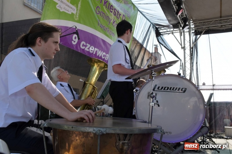 Zdjęcie w galerii na portalu naszraciborz.pl: Jest w orkiestrach dętych wielka siła. Przemarsz przez Tworków [WIDEO]  wiadomości z regionu