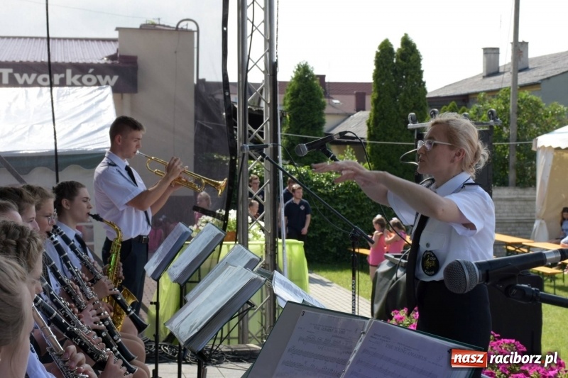 Zdjęcie w galerii na portalu naszraciborz.pl: Jest w orkiestrach dętych wielka siła. Przemarsz przez Tworków [WIDEO]  wiadomości z regionu