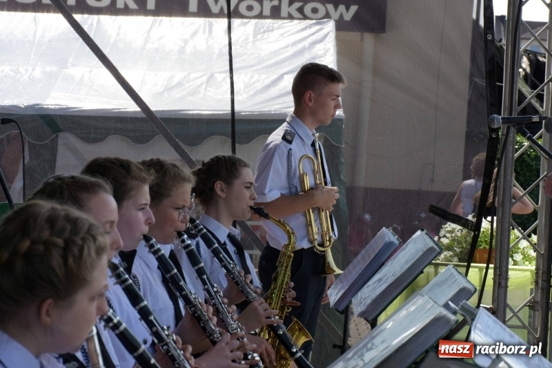 Zdjęcie w galerii na portalu naszraciborz.pl: Jest w orkiestrach dętych wielka siła. Przemarsz przez Tworków [WIDEO]  wiadomości z regionu