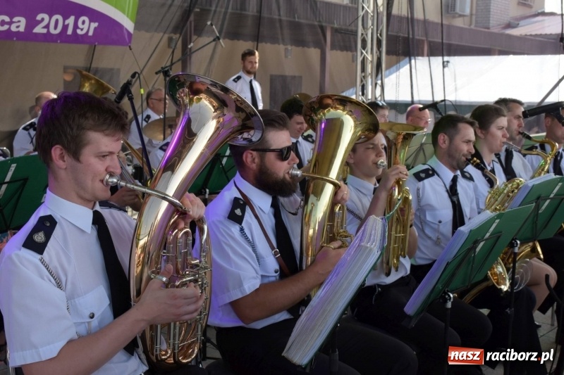 Zdjęcie w galerii na portalu naszraciborz.pl: Jest w orkiestrach dętych wielka siła. Przemarsz przez Tworków [WIDEO]  wiadomości z regionu