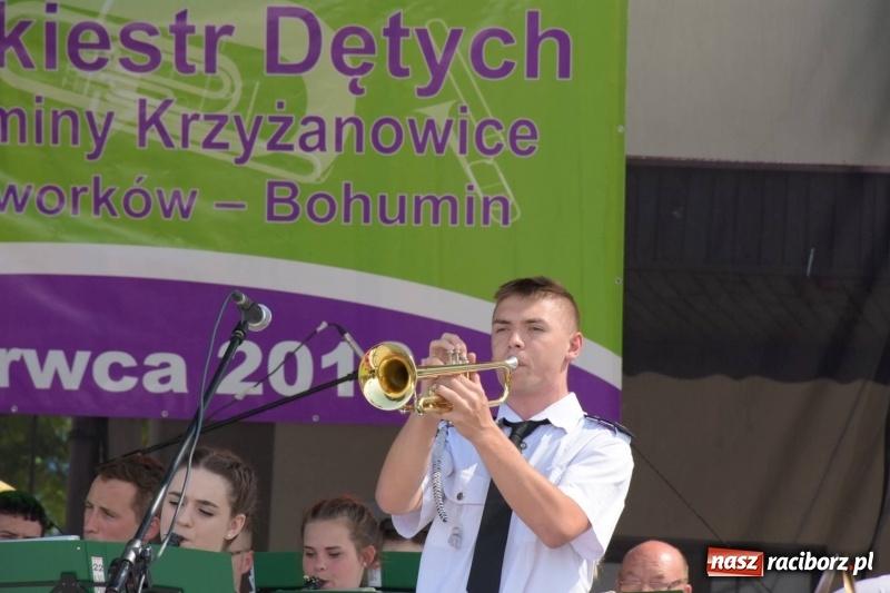 Zdjęcie w galerii na portalu naszraciborz.pl: Jest w orkiestrach dętych wielka siła. Przemarsz przez Tworków [WIDEO]  wiadomości z regionu