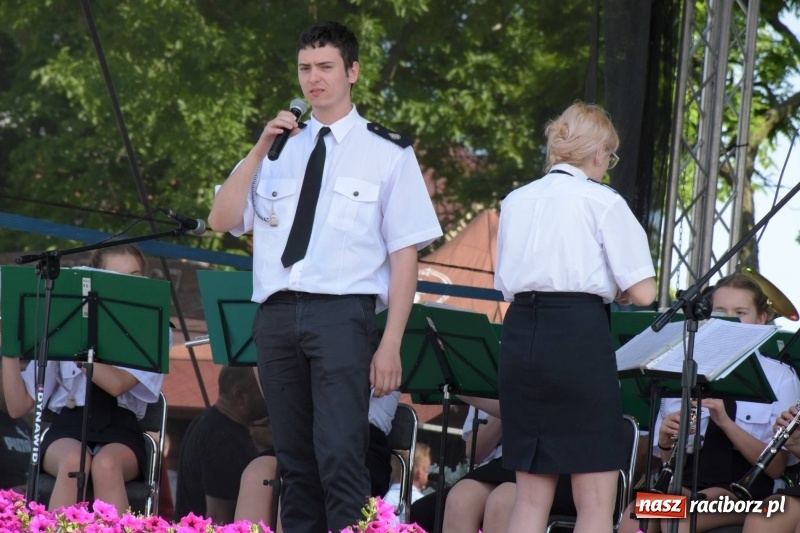 Zdjęcie w galerii na portalu naszraciborz.pl: Jest w orkiestrach dętych wielka siła. Przemarsz przez Tworków [WIDEO]  wiadomości z regionu