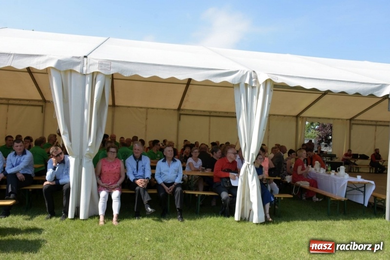 Zdjęcie w galerii na portalu naszraciborz.pl: Jest w orkiestrach dętych wielka siła. Przemarsz przez Tworków [WIDEO]  wiadomości z regionu
