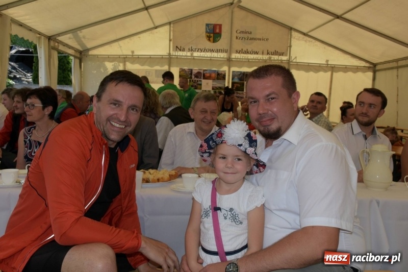 Zdjęcie w galerii na portalu naszraciborz.pl: Jest w orkiestrach dętych wielka siła. Przemarsz przez Tworków [WIDEO]  wiadomości z regionu