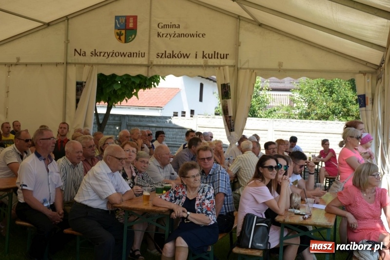 Zdjęcie w galerii na portalu naszraciborz.pl: Jest w orkiestrach dętych wielka siła. Przemarsz przez Tworków [WIDEO]  wiadomości z regionu