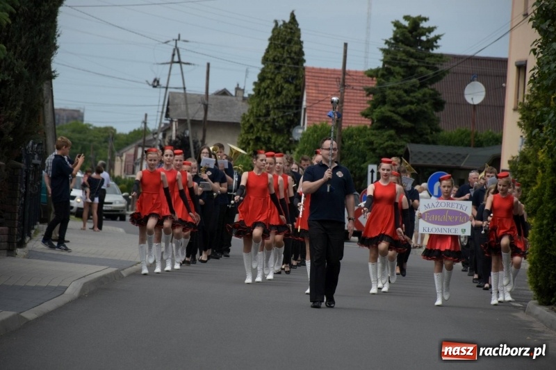 Zdjęcie w galerii na portalu naszraciborz.pl: Jest w orkiestrach dętych wielka siła. Przemarsz przez Tworków [WIDEO]  wiadomości z regionu