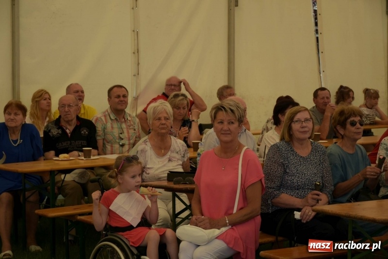 Zdjęcie w galerii na portalu naszraciborz.pl: Jest w orkiestrach dętych wielka siła. Przemarsz przez Tworków [WIDEO]  wiadomości z regionu