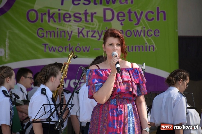 Zdjęcie w galerii na portalu naszraciborz.pl: Jest w orkiestrach dętych wielka siła. Przemarsz przez Tworków [WIDEO]  wiadomości z regionu