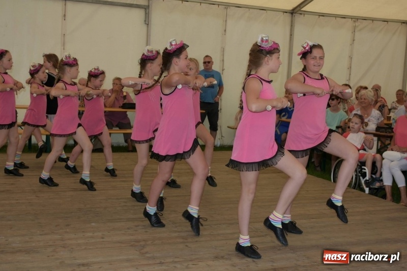 Zdjęcie w galerii na portalu naszraciborz.pl: Jest w orkiestrach dętych wielka siła. Przemarsz przez Tworków [WIDEO]  wiadomości z regionu