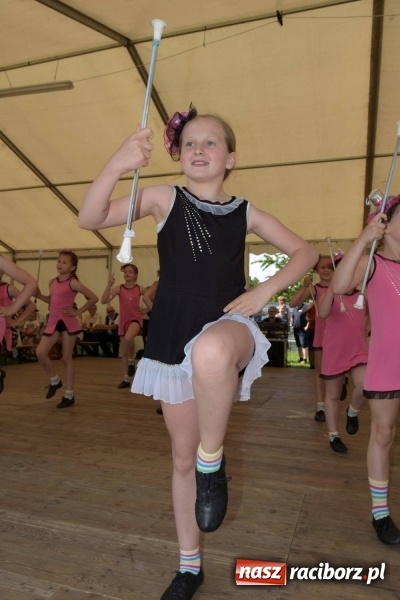 Zdjęcie w galerii na portalu naszraciborz.pl: Jest w orkiestrach dętych wielka siła. Przemarsz przez Tworków [WIDEO]  wiadomości z regionu