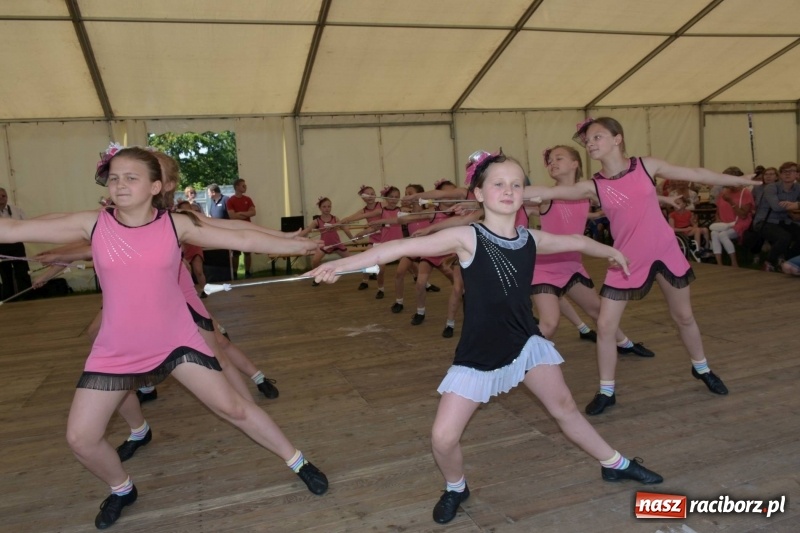 Zdjęcie w galerii na portalu naszraciborz.pl: Jest w orkiestrach dętych wielka siła. Przemarsz przez Tworków [WIDEO]  wiadomości z regionu