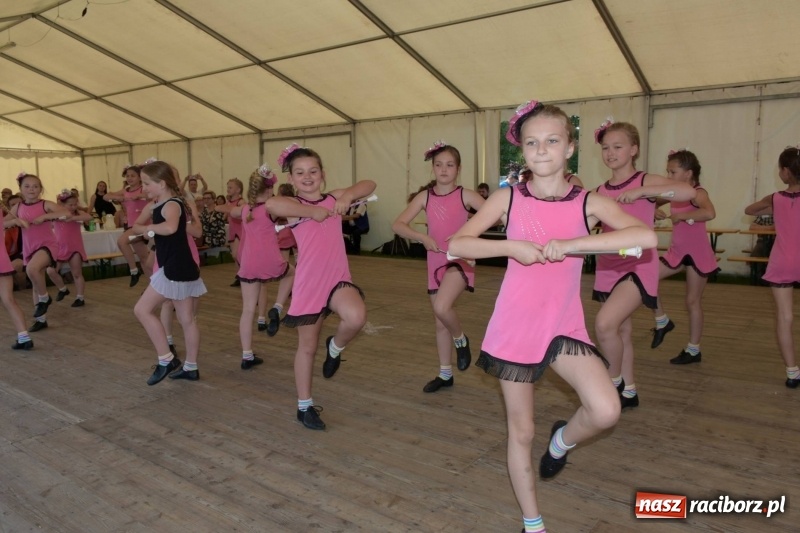 Zdjęcie w galerii na portalu naszraciborz.pl: Jest w orkiestrach dętych wielka siła. Przemarsz przez Tworków [WIDEO]  wiadomości z regionu
