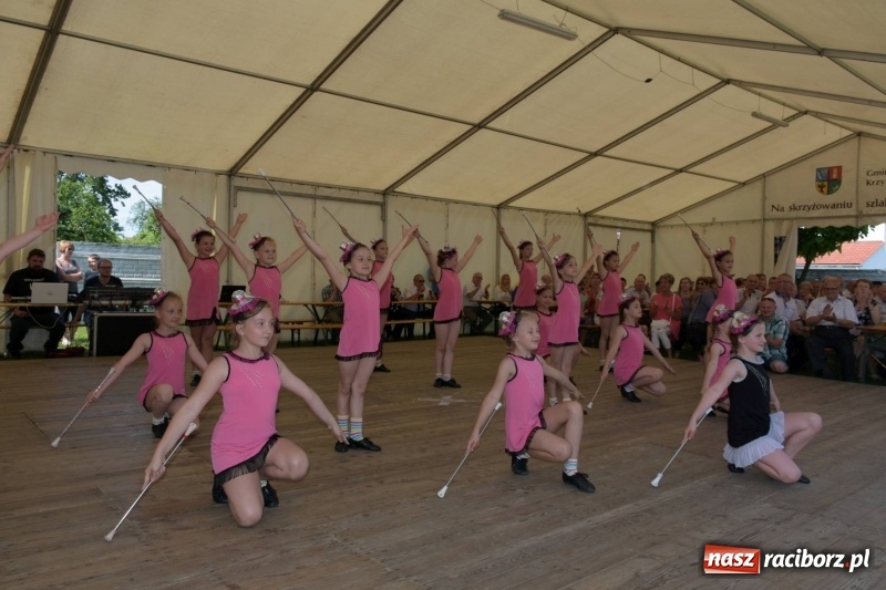 Zdjęcie w galerii na portalu naszraciborz.pl: Jest w orkiestrach dętych wielka siła. Przemarsz przez Tworków [WIDEO]  wiadomości z regionu