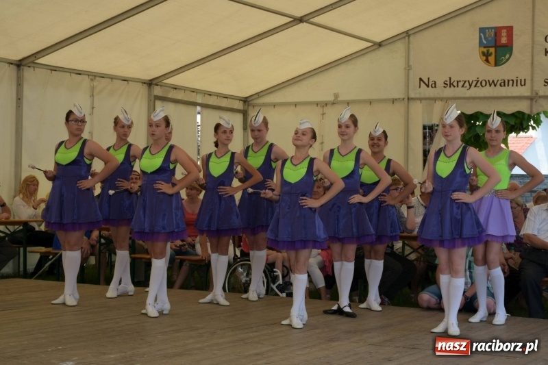 Zdjęcie w galerii na portalu naszraciborz.pl: Jest w orkiestrach dętych wielka siła. Przemarsz przez Tworków [WIDEO]  wiadomości z regionu