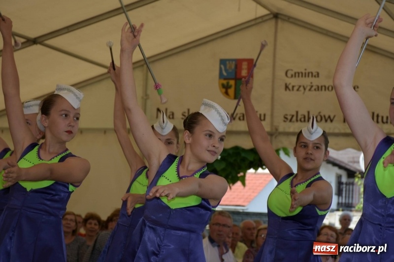 Zdjęcie w galerii na portalu naszraciborz.pl: Jest w orkiestrach dętych wielka siła. Przemarsz przez Tworków [WIDEO]  wiadomości z regionu