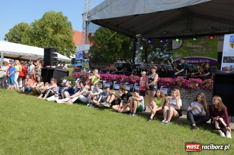 Zdjęcie w galerii na portalu naszraciborz.pl: Jest w orkiestrach dętych wielka siła. Przemarsz przez Tworków [WIDEO]  wiadomości z regionu