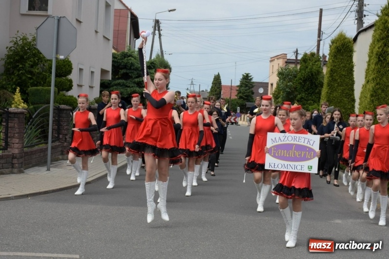 Zdjęcie w galerii na portalu naszraciborz.pl: Jest w orkiestrach dętych wielka siła. Przemarsz przez Tworków [WIDEO]  wiadomości z regionu