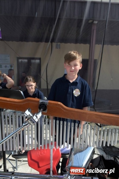 Zdjęcie w galerii na portalu naszraciborz.pl: Jest w orkiestrach dętych wielka siła. Przemarsz przez Tworków [WIDEO]  wiadomości z regionu