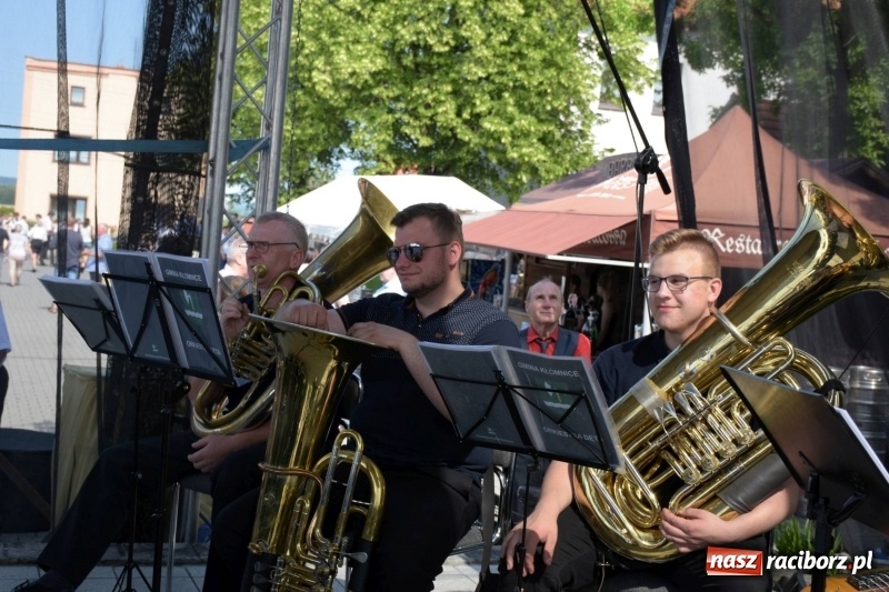 Zdjęcie w galerii na portalu naszraciborz.pl: Jest w orkiestrach dętych wielka siła. Przemarsz przez Tworków [WIDEO]  wiadomości z regionu