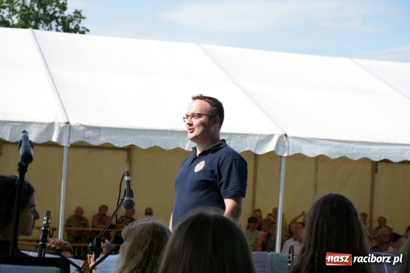 Zdjęcie w galerii na portalu naszraciborz.pl: Jest w orkiestrach dętych wielka siła. Przemarsz przez Tworków [WIDEO]  wiadomości z regionu