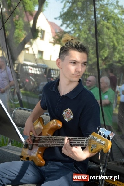 Zdjęcie w galerii na portalu naszraciborz.pl: Jest w orkiestrach dętych wielka siła. Przemarsz przez Tworków [WIDEO]  wiadomości z regionu