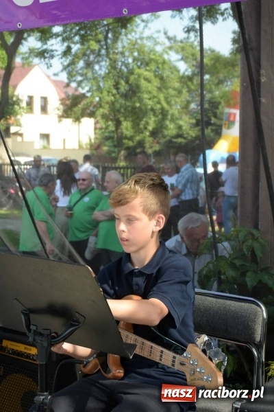 Zdjęcie w galerii na portalu naszraciborz.pl: Jest w orkiestrach dętych wielka siła. Przemarsz przez Tworków [WIDEO]  wiadomości z regionu
