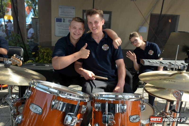 Zdjęcie w galerii na portalu naszraciborz.pl: Jest w orkiestrach dętych wielka siła. Przemarsz przez Tworków [WIDEO]  wiadomości z regionu